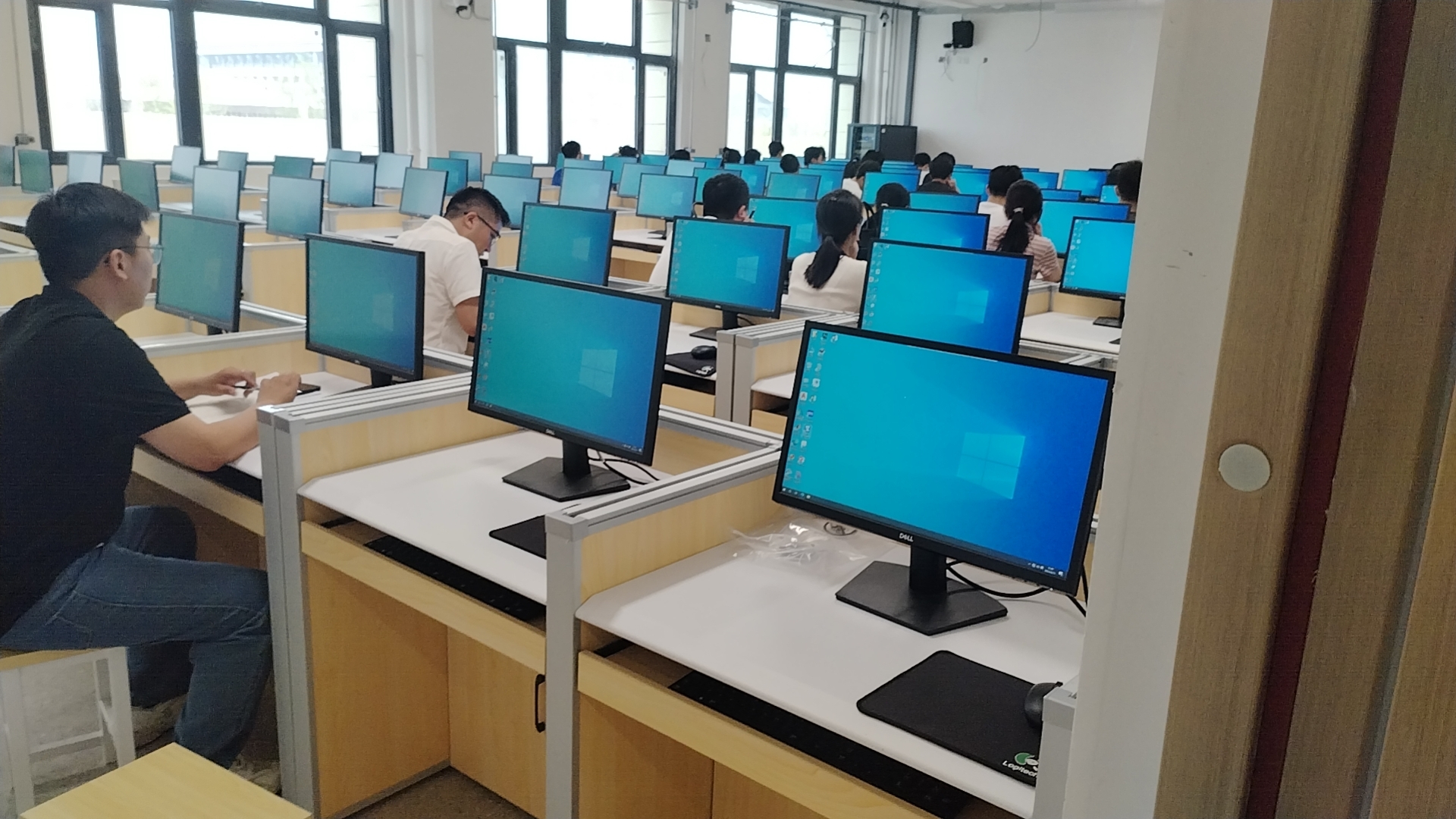 屏風降下，做普通教室使用