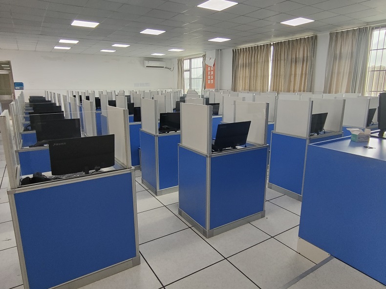 惠州市惠陽第五中學升降屏風語音教室